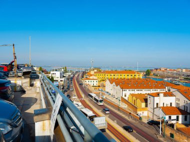 Venedik, İtalya Murano 29.10.10.2022 Venedik 'in kenar mahalleleri, turist olmayan yerler. Güneşli bir havada şehrin manzarası