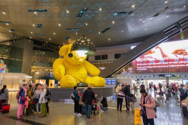 Doha, Katar 31 Ocak 23. Hamad Uluslararası Havaalanı, URS Fischer 'dan Lamba sarısı Ayı. Fifa Dünya Kupası başkenti 2022.