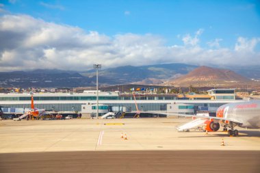 Reina Sofia Havaalanı, Tenerife, İspanya 12. 11.2024. Güney Reina Sofia Tenerife 'deki terminal binası. Uçaklar pistte duruyor.