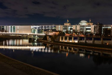 Berlin, Almanya. 01 Ocak 2021 yılbaşı gecesi Berlin 'de aydınlanma. İnsansız sokaklar, dünya çapında bir salgın.