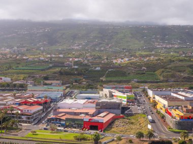 Tenerife, Kanarya Adaları, İspanya 20.04 2022 Tenerife Adası manzarası. Konut binalarının en üst görüntüsü. Dağlar arasındaki köyün kuş bakışı görüntüsü.