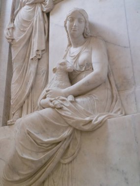 San Marino Cumhuriyeti. Dağdaki 31.10.2022 antik kale. Dar sokaklar turist, restoran ve hediyelik eşya dükkanlarıyla dolu. Aşağıda gün batımında güzel bir dağ manzarası var.