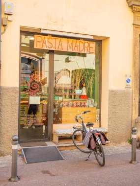 San Marino Cumhuriyeti. Dağdaki 31.10.2022 antik kale. Dar sokaklar turist, restoran ve hediyelik eşya dükkanlarıyla dolu. Aşağıda gün batımında güzel bir dağ manzarası var.