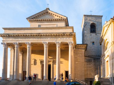 San Marino Cumhuriyeti. Dağdaki 31.10.2022 antik kale. Dar sokaklar turist, restoran ve hediyelik eşya dükkanlarıyla dolu. Aşağıda gün batımında güzel bir dağ manzarası var.