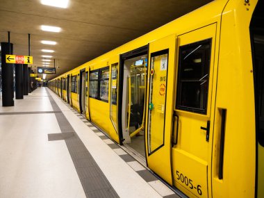 Berlin, Almanya 24.04.2021.Berlin metro istasyonları ve sarı yolcu vagonları. Berlin ulaşımı başkentin merkezinde.