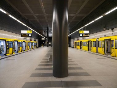 Berlin, Almanya 24.04.2021.Berlin metro istasyonları ve sarı yolcu vagonları. Berlin ulaşımı başkentin merkezinde.