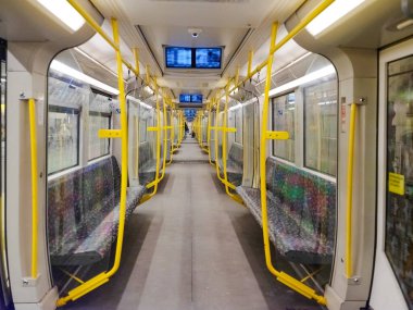 Berlin, Almanya 24.04.2021.Berlin metro istasyonları ve sarı yolcu vagonları. Berlin ulaşımı başkentin merkezinde.