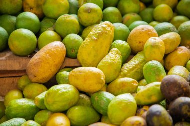 Sri Lanka yeşil meyveleri, limonlar, mangolar ve guava yığını bir sebze pazarının tezgahında satılıyordu.