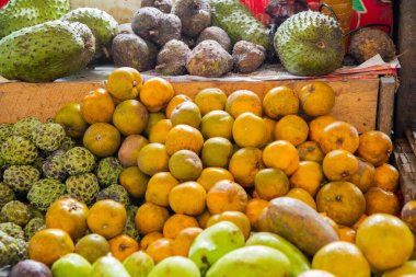 Colombo 'da çeşitli mevsimlik sebze ve meyveler kalabalık merkezi gıda pazarı Pettah. Geleneksel Sri Lanka ticareti. çeşitli olgun yerel meyveler. Mango, muz.