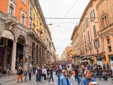 Bolonya, İtalya. 01.11. İtalya 'nın Bologna şehrinin 2022 Manzarası. Evlerin ön cephesi parlak terracotta tonları, aynı tarzda yapılmış antik tarihi binalar.
