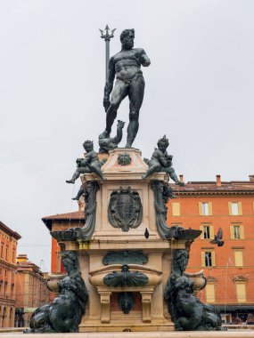 Bolonya, İtalya. 01.11. İtalya 'nın Bologna şehrinin 2022 Manzarası. Evlerin cepheleri parlak terracotta gölgeleri, merkez meydandaki yüksek kuleler, Neptün 'ün bir çeşme heykeli.