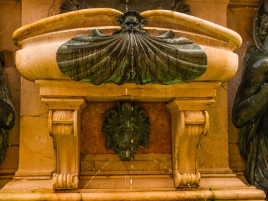 Bolonya, İtalya. 01.11. İtalya 'nın Bologna şehrinin 2022 Manzarası. Evlerin cepheleri parlak terracotta gölgeleri, merkez meydandaki yüksek kuleler, Neptün 'ün bir çeşme heykeli.