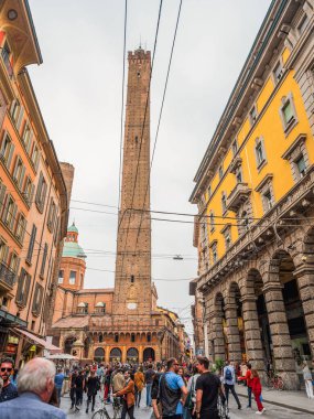 Bolonya, İtalya. 01.11. İtalya 'nın Bologna şehrinin 2022 Manzarası. Evlerin cepheleri parlak terracotta gölgeleri, merkez meydandaki yüksek kuleler, Neptün 'ün bir çeşme heykeli.