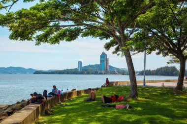 Kota Kinabalu, Sabah, Malezya 11.08.2024 Kota Kinabalu şehrinin manzarası. Modern binalar, camiler, set, çok katlı binalar