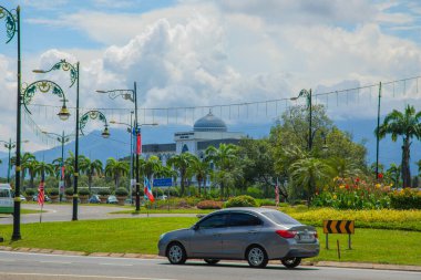 Kota Kinabalu, Sabah, Malezya 11.08.2024 Kota Kinabalu şehrinin manzarası. Modern binalar, camiler, set, çok katlı binalar