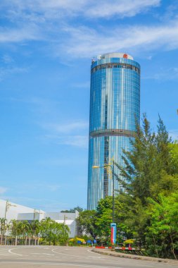 Kota Kinabalu, Sabah, Malezya 11.08.2024 Kota Kinabalu şehrinin manzarası. Modern binalar, camiler, set, çok katlı binalar