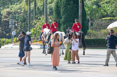 Kuala Lumpur, Malezya, 07.08.2024. Maylaysia 'ya yerleştirilmiş sarımsak şekilli kemerlerin idari binası. Kraliyet Muhafızları, Istana Negara Sarayı