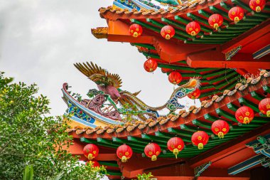 Kuala Lumpur, Malezya. 07.08.2024 en büyük Budist tapınağı Thean Hou, Kuala Lumpur. Çince süslenmiş ön cephe ve gri taş figürler