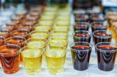 Sert alkollü bir sürü temiz bardak masanın üzerinde içmeye hazır bekliyor.