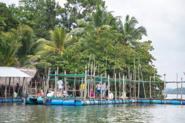 Kalutara, Sri Lanka 07. 02 numara. 2023. Balık spa pedikür ya da ayak için balık terapisi. Garra Rufa tedavisi olarak bilinir. Bazı altın balıklar insanın ayağını tatlı suya akıtıyor.
