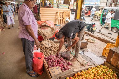 Colombo, Sri-Lanka. 03 numara. 02 numara. 2023. Colombo 'da kalabalık bir merkez gıda pazarı var. İnsanlar küçük tepsilerde ya da doğrudan yerden bir şeyler ve yiyecek satıyor. Geleneksel Sri Lanka ticareti