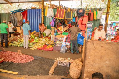 Colombo, Sri-Lanka. 03 numara. 02 numara. 2023. Colombo 'da kalabalık bir merkez gıda pazarı var. İnsanlar küçük tepsilerde ya da doğrudan yerden bir şeyler ve yiyecek satıyor. Geleneksel Sri Lanka ticareti