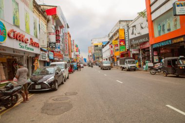 Colombo, Sri Lanka 03.02.2023, Colombo Merkezi. Eski evler, dükkanlar ve sokaktaki insanlar. Renkli depolama isim işaretleri