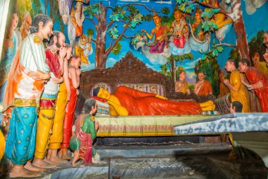 Balapitya Purana Viharay, Sri Lanka. 07 numara. 02 numara. 2023 Sri Pushparama Tapınağı iç mimarisi. Doğuştan başlayarak tüm Buda tarihini tasvir eden figürler. Geleneksel Sri Lanka figürleri zamanla hasar gördü