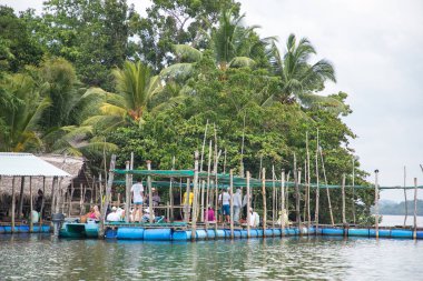 Kalutara, Sri Lanka 07. 02 numara. 2023. Balık spa pedikür ya da ayak için balık terapisi. Garra Rufa tedavisi olarak bilinir. Bazı altın balıklar insanın ayağını tatlı suya akıtıyor.