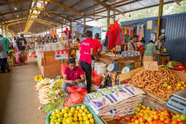 Colombo, Sri-Lanka. 03 numara. 02 numara. 2023. Colombo 'daki en büyük merkezi gıda pazarı. İnsanlar bir şeyler ve yiyeceği doğrudan küçük tepsilerle ya da doğrudan yerden satıyorlar. Geleneksel Sri Lanka ticareti