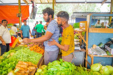 Colombo, Sri-Lanka. 03 numara. 02 numara. 2023. Colombo 'da kalabalık bir merkez gıda pazarı var. İnsanlar küçük tepsilerde ya da doğrudan yerden bir şeyler ve yiyecek satıyor. Geleneksel Sri Lanka ticareti