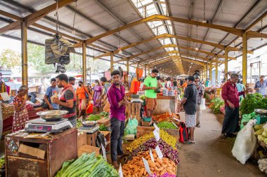 Colombo, Sri-Lanka. 03 numara. 02 numara. 2023. Colombo 'da kalabalık bir merkez gıda pazarı var. İnsanlar küçük tepsilerde ya da doğrudan yerden bir şeyler ve yiyecek satıyor. Geleneksel Sri Lanka ticareti