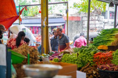 Colombo, Sri-Lanka. 03 numara. 02 numara. 2023. Colombo 'da kalabalık bir merkez gıda pazarı var. İnsanlar küçük tepsilerde ya da doğrudan yerden bir şeyler ve yiyecek satıyor. Geleneksel Sri Lanka ticareti