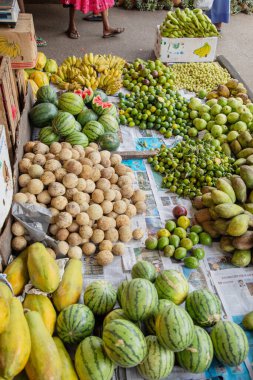 Colombo, Sri-Lanka. 03 numara. 02 numara. 2023. Colombo 'daki en büyük merkezi gıda pazarı. İnsanlar bir şeyler ve yiyeceği doğrudan küçük tepsilerle ya da doğrudan yerden satıyorlar. Geleneksel Sri Lanka ticareti