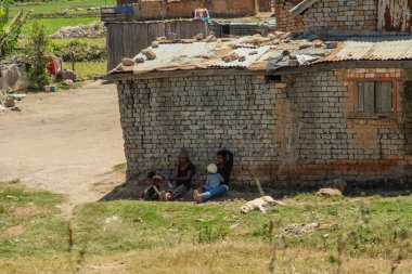 Antananarivo, Madagaskar. 06.10. 2023 başkent Madagaskar. Güneşli bir günde sokakta bir sürü insan olur. İnsanlar yemek satar, ev eşyaları kendi işlerine bakar. Antananarivo 'nun mimarisi. Günlük hayat.
