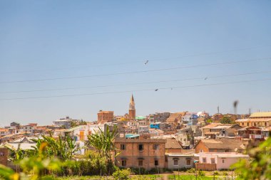 Antananarivo, Madagaskar. 06.10. 2023 başkent Madagaskar. Güneşli bir günde sokakta bir sürü insan olur. Şehrin kenar mahallelerindeki günlük yaşam yerleşim alanları. Evlerin arasında büyük su birikintileri var.