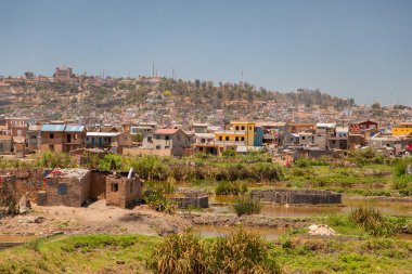 Antananarivo, Madagaskar. 06.10. 2023 başkent Madagaskar. Güneşli bir günde sokakta bir sürü insan olur. Şehrin kenar mahallelerindeki günlük yaşam yerleşim alanları. Birbirine yakın binalar.