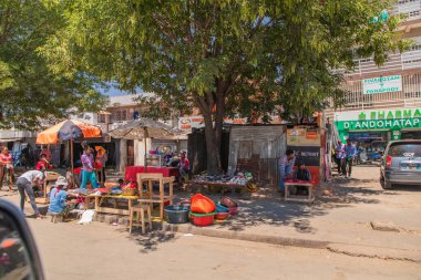 Antananarivo, Madagaskar. 06.10. 2023 başkent Madagaskar. Bir sürü insan güneşli ve güneşli bir günde. İnsanlar yemek satar, ev eşyaları kendi işlerine bakar. Çeşitli mallarla dolu alışveriş çadırları. Parlak şeyler.