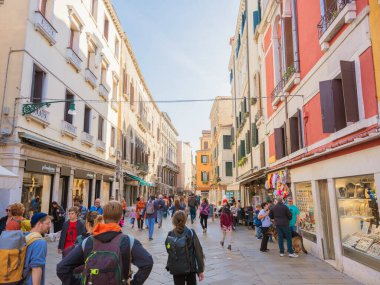 Venedik, İtalya. 28.10.2022 Venedik 'in en popüler turizm merkezi değil. Şehrin varoşlarında. Kanallar, evler ve köprüler