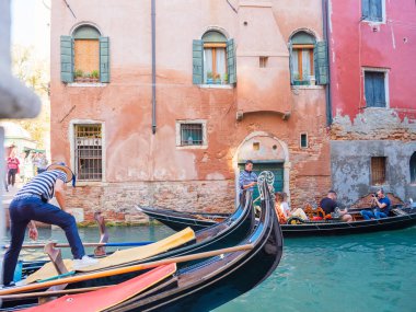 Venedik, İtalya. 28.10.2022 Venedik 'in en popüler turizm merkezi değil. Şehrin varoşlarında. Kanallar, evler ve köprüler
