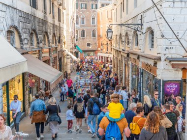 Venedik, İtalya. 28.10 dolar. 2022 yılı. İtalya, Venedik 'te Rialto Köprüsü ve gondolcularıyla Büyük Kanal manzarası. Venedik 'teki Grand Canal' da Rialto Köprüsü ve gondollu manzara