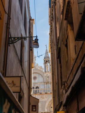 Venedik, İtalya. 28.10 dolar. 2022 yılı. İtalya, Venedik 'te Rialto Köprüsü ve gondolcularıyla Büyük Kanal manzarası. Venedik 'teki Grand Canal' da Rialto Köprüsü ve gondollu manzara