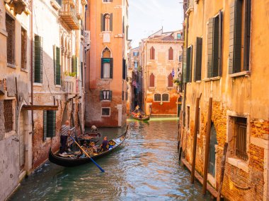 Venedik, İtalya. 28.10 dolar. 2022 yılı. İtalya, Venedik 'te Rialto Köprüsü ve gondolcularıyla Büyük Kanal manzarası. Venedik 'teki Grand Canal' da Rialto Köprüsü ve gondollu manzara