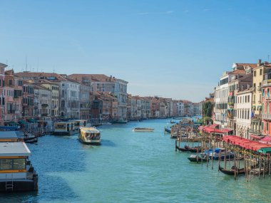 Venedik, İtalya. 28.10 dolar. 2022 yılı. İtalya, Venedik 'te Rialto Köprüsü ve gondolcularıyla Büyük Kanal manzarası. Venedik 'teki Grand Canal' da Rialto Köprüsü ve gondollu manzara