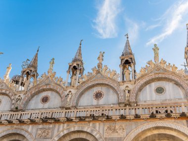 Venedik, İtalya. 28.10 dolar. 2022 yılı. Piazza San Marco 'daki antik İtalyan mimarisi. Gökyüzüne karşı binaların çatılarında figürler ve dekorasyonlar