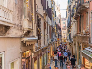 Venedik, İtalya. 28.10 dolar. 2022 yılı. İtalya, Venedik 'te Rialto Köprüsü ve gondolcularıyla Büyük Kanal manzarası. Venedik 'teki Grand Canal' da Rialto Köprüsü ve gondollu manzara