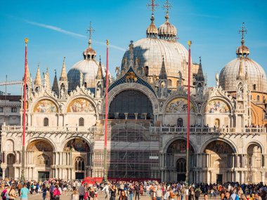 Venedik, İtalya. 28.10 dolar. 2022 yılı. Piazza San Marco 'daki antik İtalyan mimarisi. Gökyüzüne karşı binaların çatılarında figürler ve dekorasyonlar