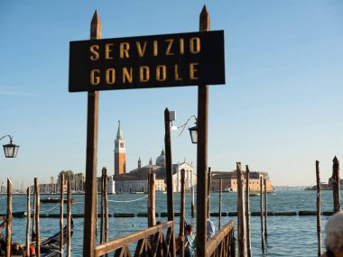 Venedik, İtalya. 28.10 dolar. 2022 yılı. İtalya, Venedik 'te Rialto Köprüsü ve gondolcularıyla Büyük Kanal manzarası. Venedik 'teki Grand Canal' da Rialto Köprüsü ve gondollu manzara