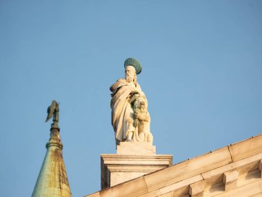 Venedik, İtalya. 28.10 dolar. 2022 yılı. Piazza San Marco 'daki antik İtalyan mimarisi. Gökyüzüne karşı binaların çatılarında figürler ve dekorasyonlar