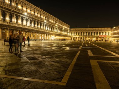 Venedik, İtalya. 28.10 dolar. 2022 yılı. Piazza San Marco 'daki antik İtalyan mimarisi. Gökyüzüne karşı binaların çatılarında figürler ve dekorasyonlar